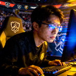 电竞选手Faker李相赫在比赛中的专注神情